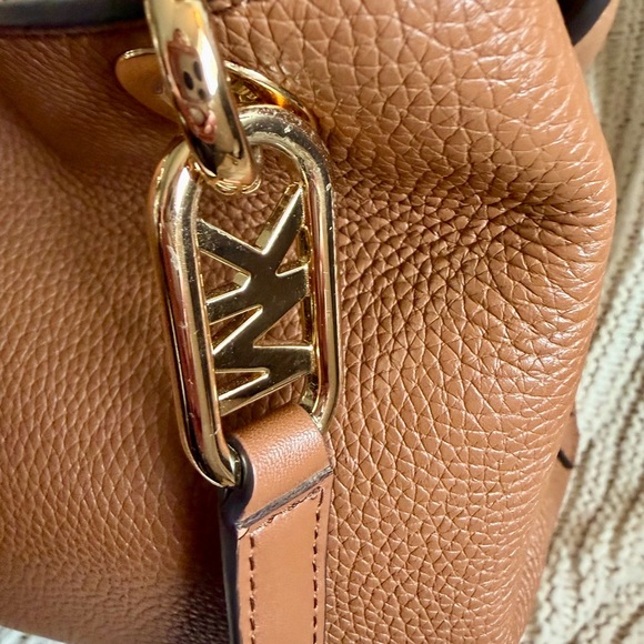 Michael Kors Bedford Large Pebbled Brown Leather Shoulder Bag Gold Hardware - Picture 5 of 15